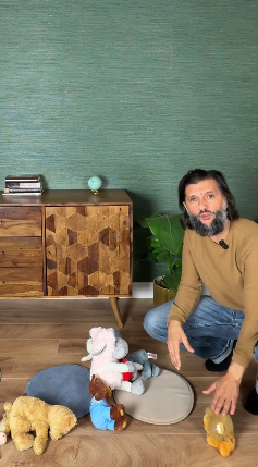 Balázs egy jelenetet játszik le a bábokkal