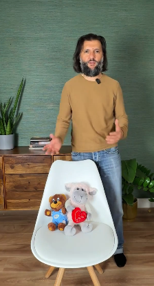 Balázs a bábok között magyaráz